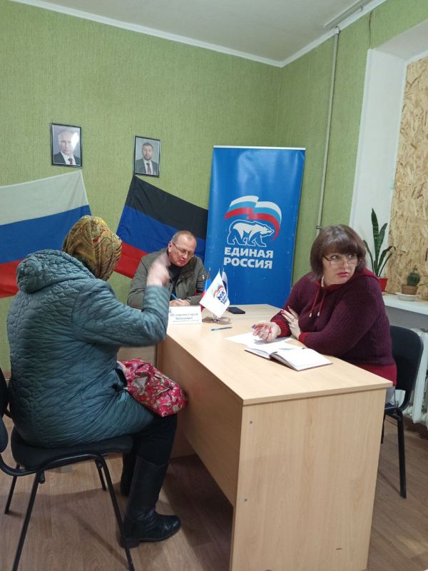 Председатель Дебальцевского городского совета Донецкой Народной Республики Шульженко Сергей Васильевич провел личный прием граждан в общественной приемной Всероссийской политической партии «Единая Россия»