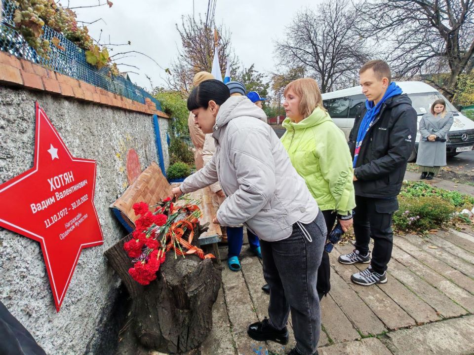 Герои не умирают.... В Торезе увековечили память Героев Донецкой Народной Республики Баличева Александра Владимировича и Хотян Вадима Валентиновича, которые были награждены орденом Мужества посмертно за самоотверженность...