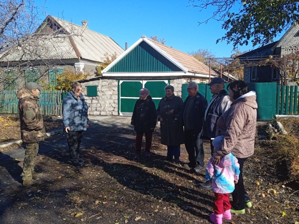 29 октября 2025 заведующий Рассыпнянским территориальным сектором Александра Кендысь, провела встречу с населением по улице