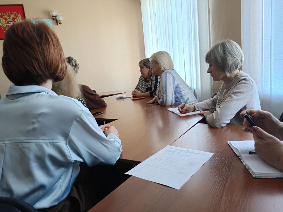 Секретарь Амвросиевского местного отделения Всероссийской политической партии «Единая Россия» Игорь Лызов встретился с секретарями первичных отделений