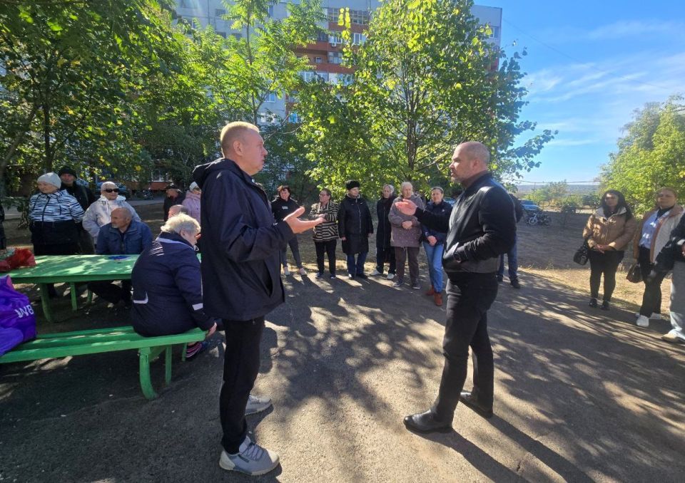 02.10.2025г., глава муниципального образования городского округа Дебальцево Сергей Желновач встретился с жителями города Светлодарск