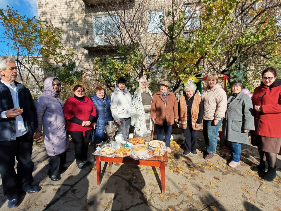 Читаем всем двором. Сегодня, 29 октября, депутаты Торезского городского совета фракции «Единая Россия» Анна Матраева и Елена Жирова приняли участие в мероприятии «Читаем всем двором», приуроченном ко Дню народного единства