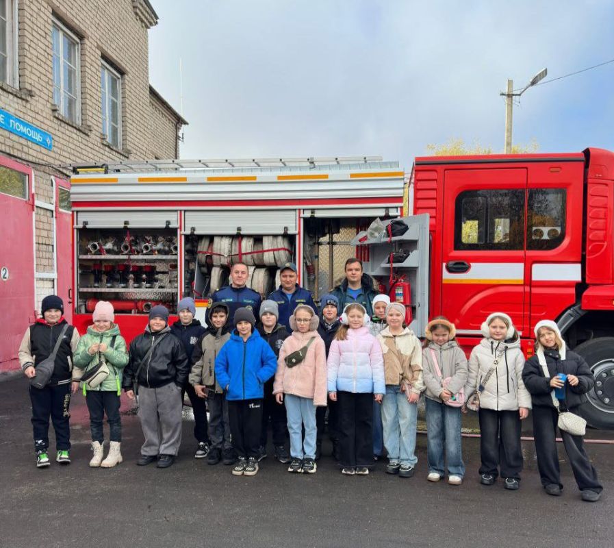Для школьников Ждановки провели экскурсию в пожарную часть