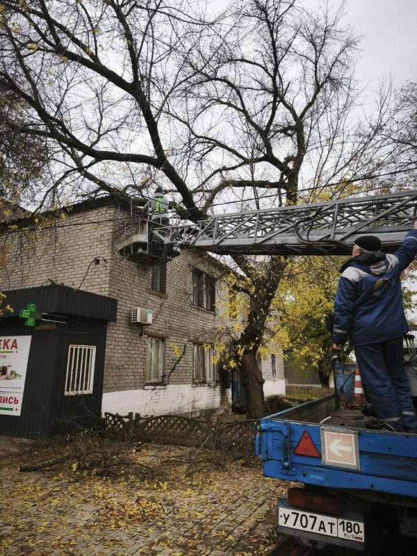 В Ждановке продолжается ремонт кровель многоквартирных домов