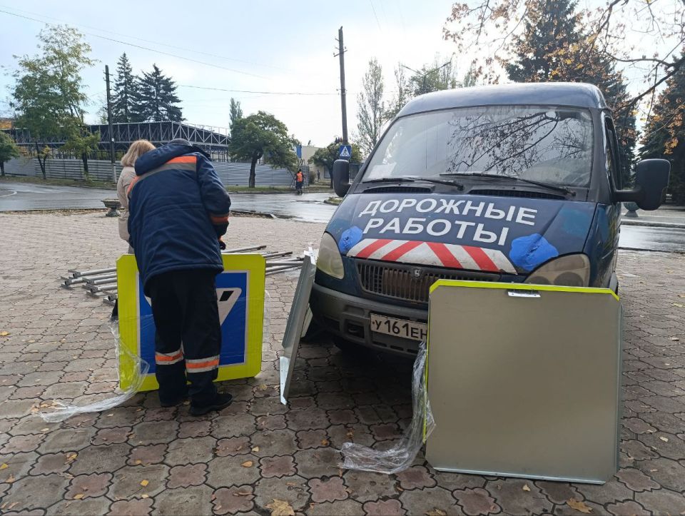 В Ждановке устанавливают дорожные знаки