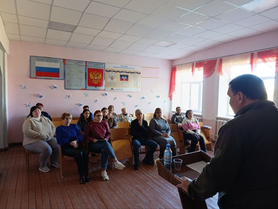 Глава Амвросиевского муниципального округа Игорь Лызов встретился с трудовым коллективом Амвросиевской школы № 5