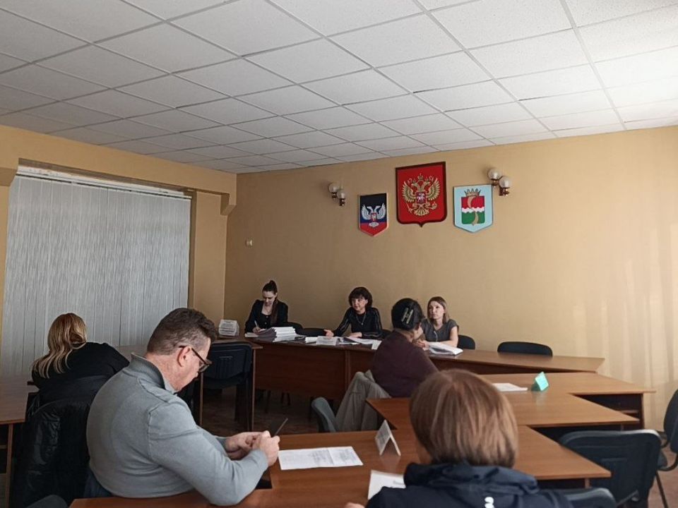 29 октября в администрации Амвросиевского муниципального округа состоялось очередное заседание комиссии по делам несовершеннолетних и защите их прав под председательством председателя комиссии Елены Крюковой