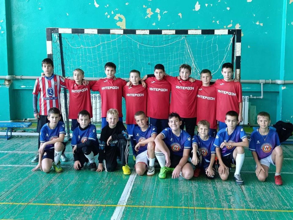 Вчера ребята секции футбола спортивной школы "Энергетик" г. Зугрэса, провели контрольный матч против друзей из Амвросиевки