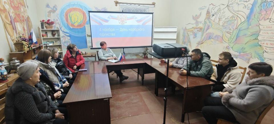 Единороссы первичного отделения № 915 Амвросиевского местного отделения всероссийской политической партии "Единая Россия" провели мероприятие, посвященное Дню Народного Единства