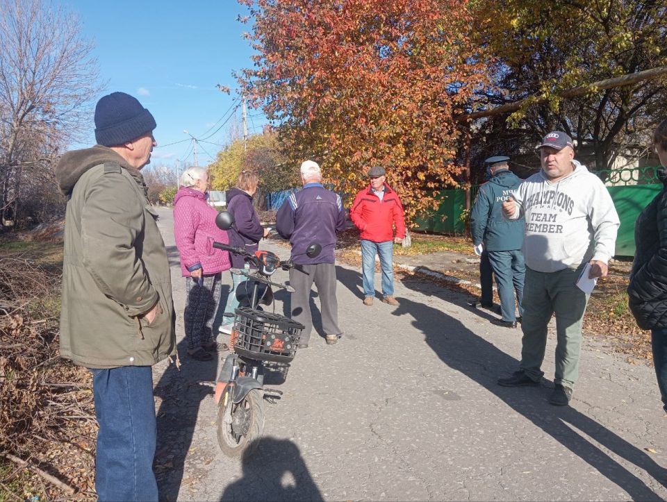 Заместитель начальника Комсомольского территориального управления администрации Старобешевского муниципального округа Елена Кругова провела встречу с гражданами города Комсомольское по улице Садовая