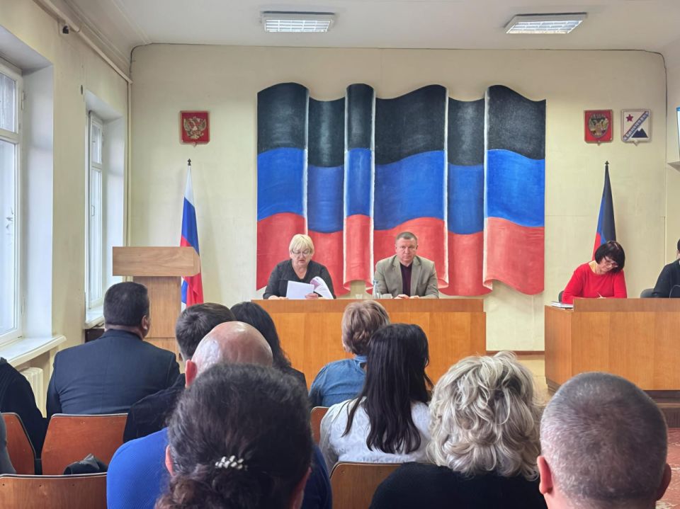 Сергей Ермаков: 29 октября принял участие в очередном заседании Снежнянского городского совета первого созыва, которое прошло под председательством Елены Петрухиной