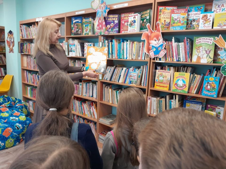 Осенних красок хоровод. Осень – прекрасное и красивое время года, которое, словно художник, раскрашивает природу в яркие цвета