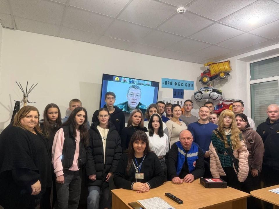 В Докучаевске прошло профориентационное мероприятие «Каникулы с пользой "Осенний марафон профессий"»