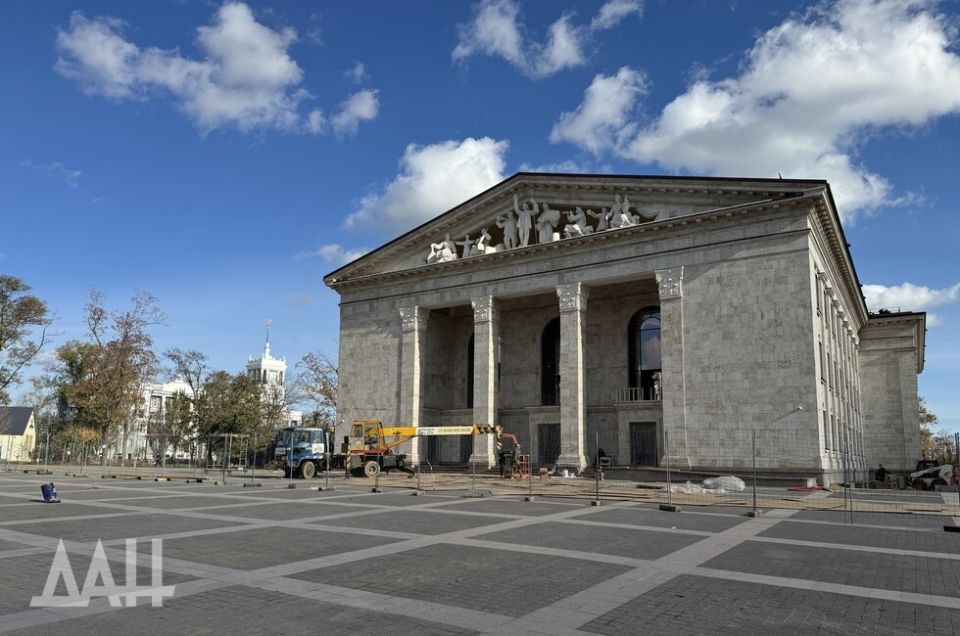 Камень из Киргизии и поворотный круг: кадры возрождения драмтеатра Мариуполя