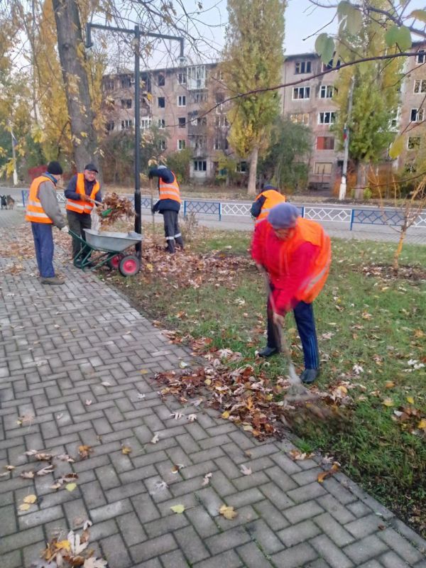 С заботой об округе.. На 31.10.2025 г. сотрудниками МУП АГЯ "ЖЭК" выполнены следующие виды работ: Выполнена уборка территории на Авдеевском и Ясиноватском участках Выполнены работы по ручной уборке автодороги с очисткой...