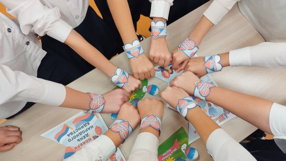 Для обучающихся ГБОУ "Школа №2 г.о. Дебальцево" был проведен единый классный час ко Дню народного единства