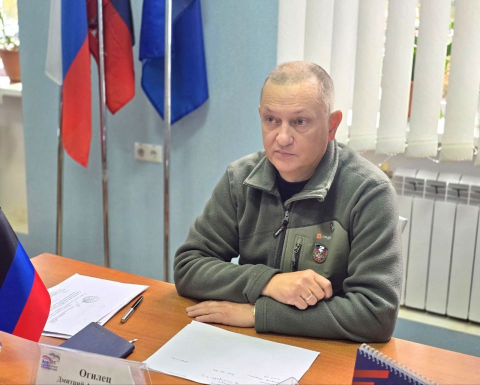 Председатель #Комитет_по_поддержке_участников_СВО Дмитрий Огилец провел прием граждан в Харцызске