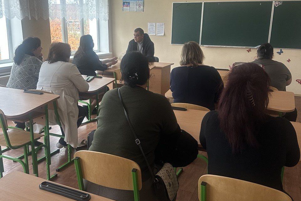 Начальник Металлистовского территориального отдела Николай Алехин встретился с трудовым коллективом Многопольского УВК