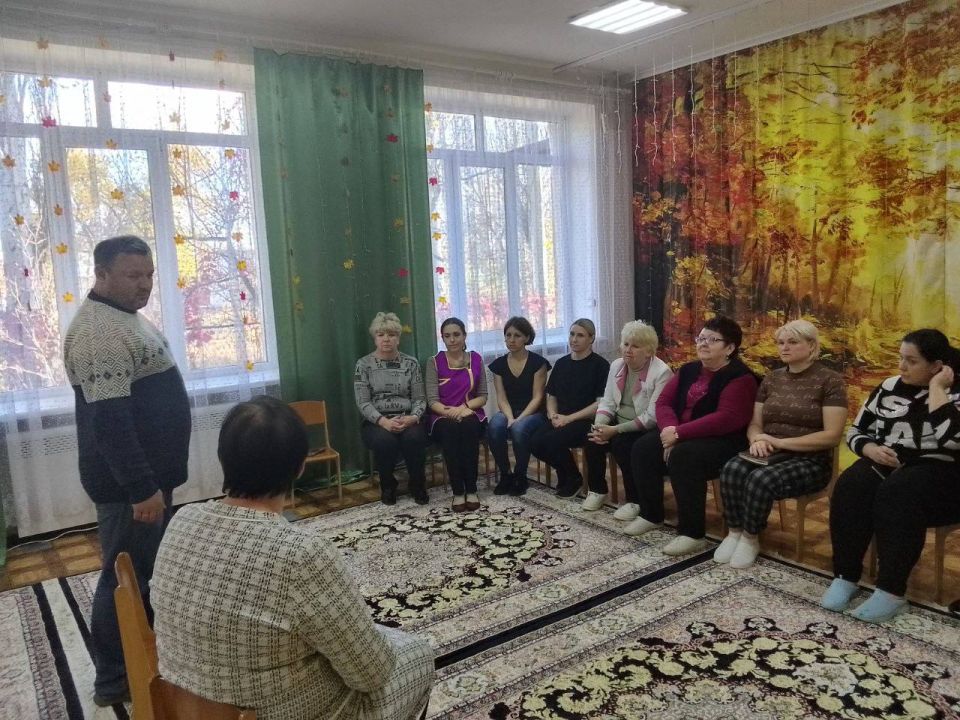 29 октября начальник Управления образования г.о. Харцызск Николай Осипов посетил с рабочим визитом коллектив детского сада № 11