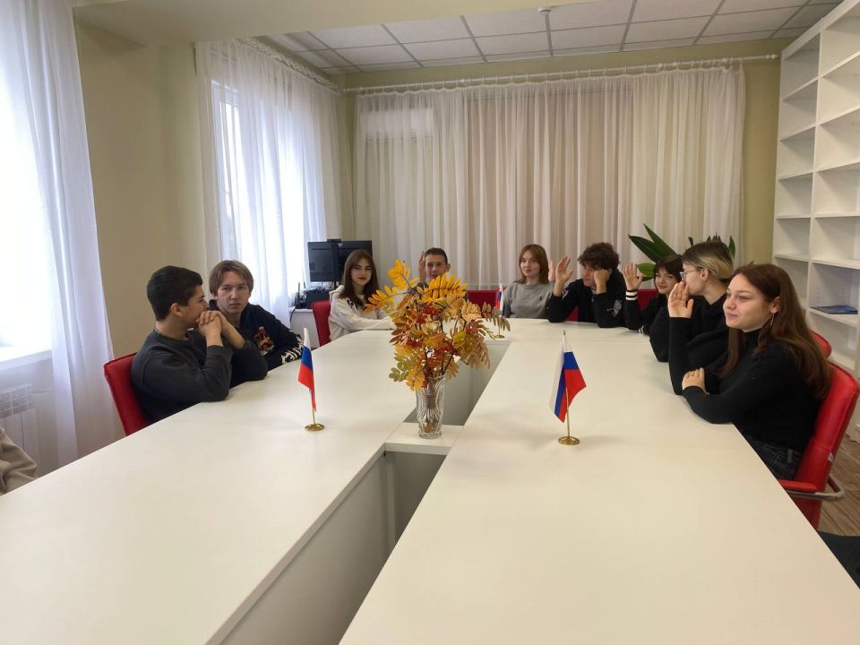 Сегодня, в преддверии празднования Дня народного единства, который отмечается ежегодно 4 ноября, сотрудники Дебальцевского городского музея совместно с участниками Клуба «Патриот» провели исторический урок, входе...