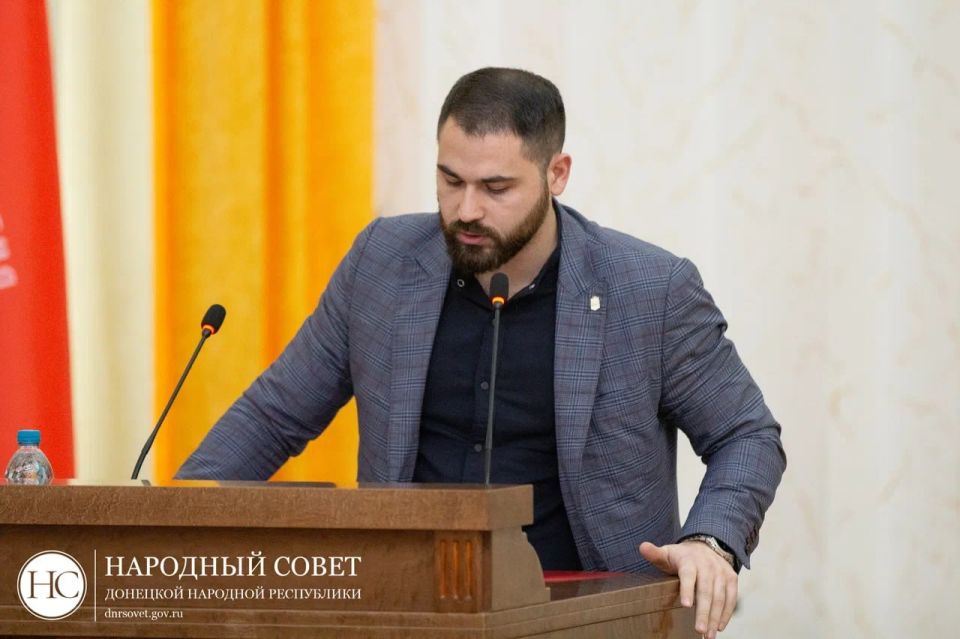 Денис Шимановский: Действительно, у Министерства молодежной политики ДНР налажено взаимодействие как со многими депутатами Народного Совета, так и непосредственно с Председателем — Константином Кузьминым