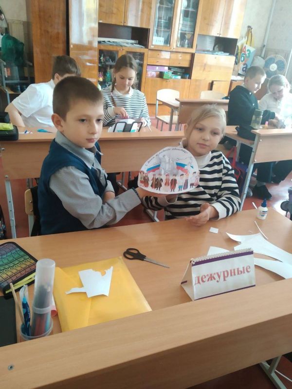 В преддверии праздника Дня народного единства 1 ноября в библиотеке-филиале №1 для ребят 4 класса прошло этнографическое путешествие «Все мы разные – все мы равные»