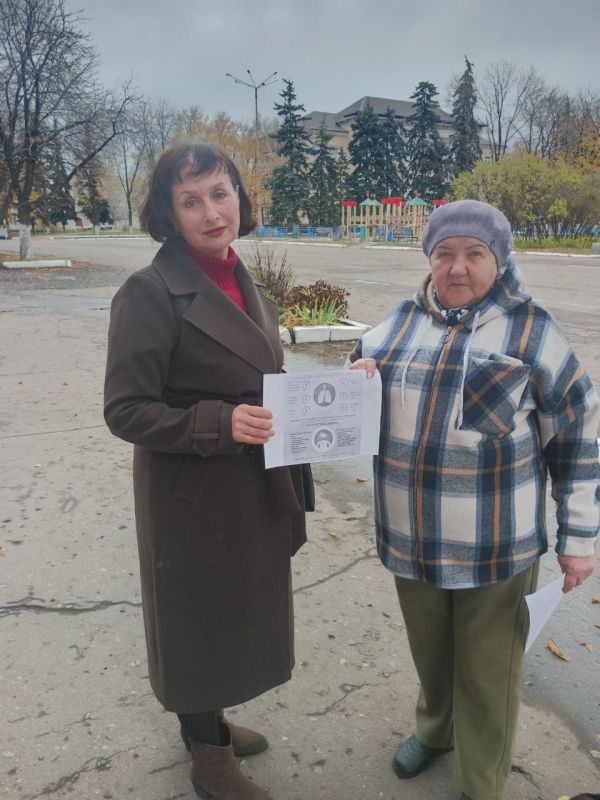 В рамках недели профилактики рака легких, 03.11.2025г сотрудники МБУ «ЦКИД» на центральной городской площади Дебальцево провели просветительскую акцию
