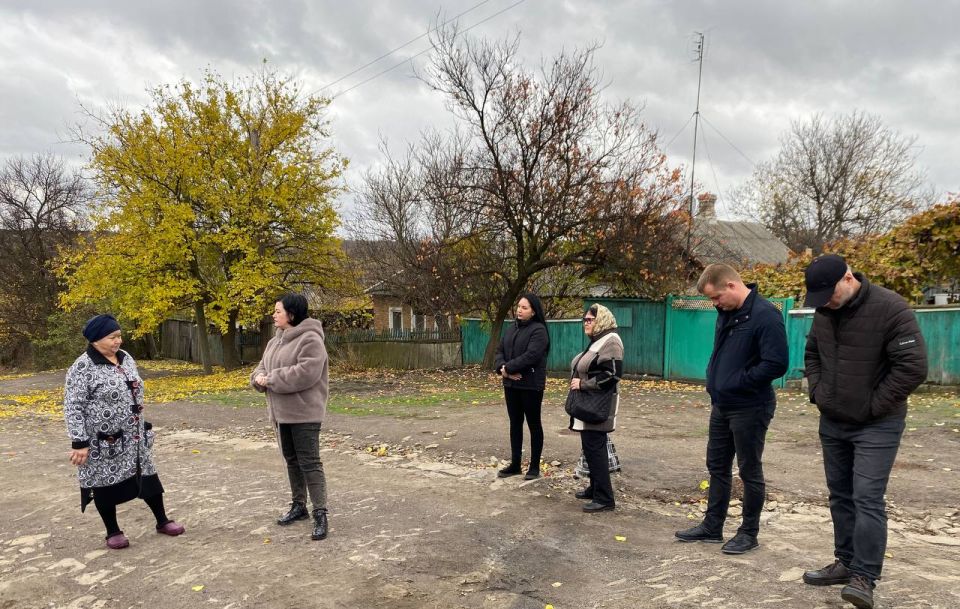 Вчера заместитель главы Администрации муниципального образования городского округа Харцызск Виктория Рогожина провела встречу с жителями в пгт Широкое на улице Октябрьской