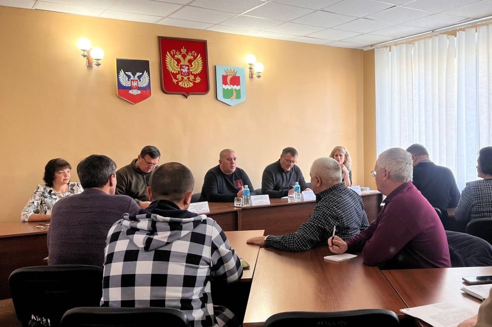 Руководитель Единого фонда по управлению МКД ДНР Евгений Смирнов с рабочим визитом посетил Амвросиевку