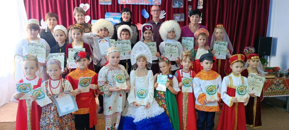Фестиваль дружбы и вкуса. В предверии дня Народного единства в стенах ГБОУ «Школа № 3 г.о. Дебальцево» царила особая атмосфера — атмосфера путешествий, дружбы и гостеприимства! С большим успехом прошёл «Фестиваль...