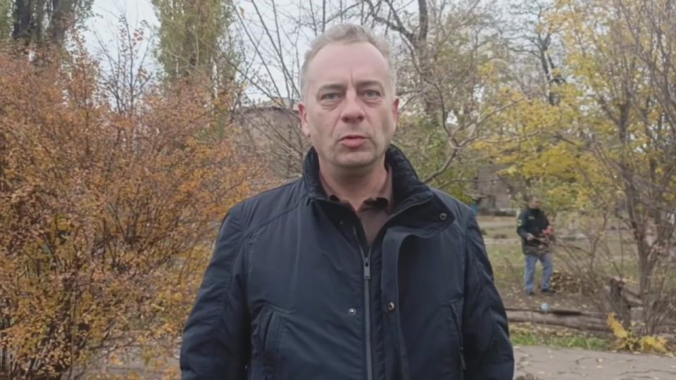 Александр Петрикин: Сегодня в ПВР г. Енакиево совместно с сотрудниками администрации, муниципального совета и краснолиманцами проживающими в ПВР провели субботник