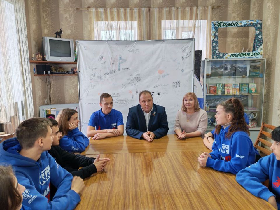 Встреча с активом. Сегодня, 1 ноября, Председатель Торезского городского совета Александр Казмерчук совместно с депутатом Торезского городского совета Людмилой Пархоменко провели встречу с активом Торезского штаба "Молодой...
