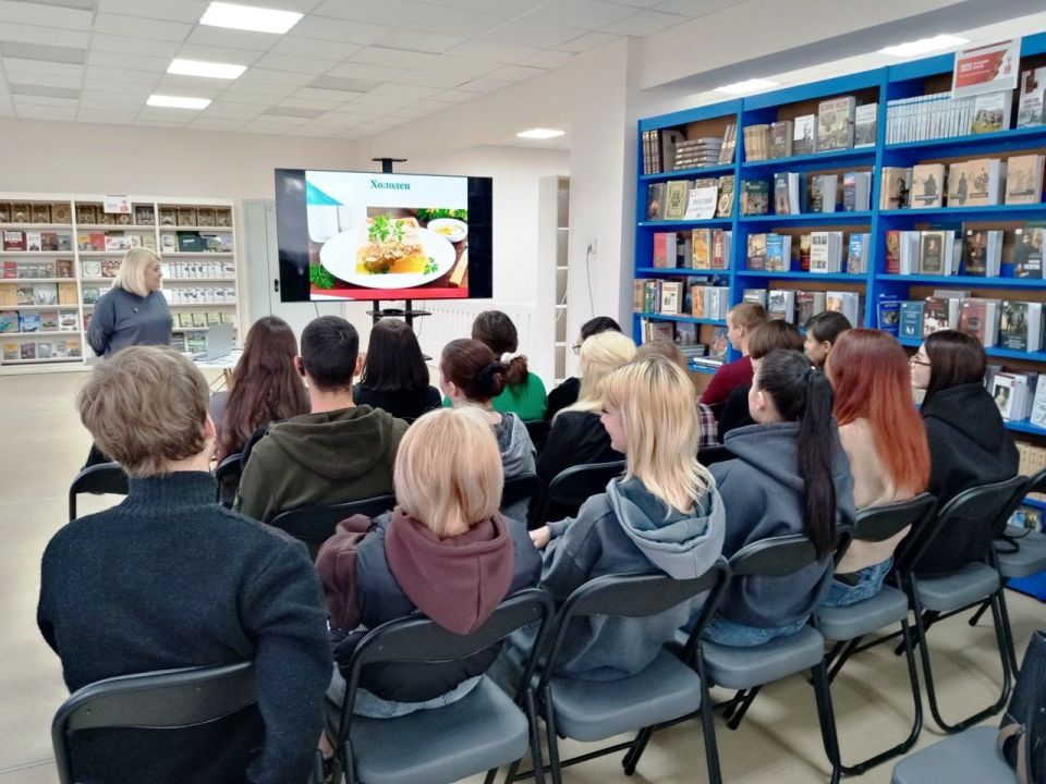 В рамках первого Всероссийского фестиваля русской кухни 1 ноября в центральной городской модельной библиотеке для учащихся Харцызского технологического техникума прошла игра – викторина ко Дню народного единства «Кухни...