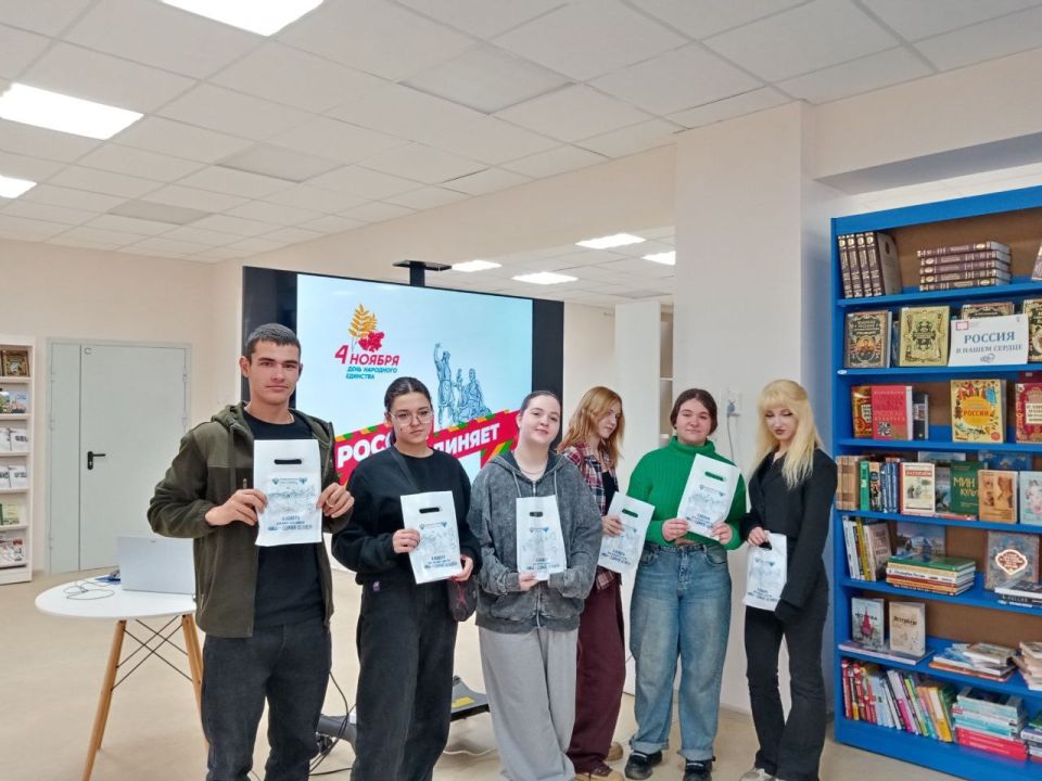 В преддверии Дня народного единства, в городской модельной библиотеке собрались студенты Харцызского технологического колледжа
