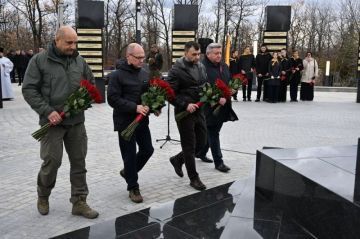 1 В ДНР открыли мемориал защитникам Донбасса