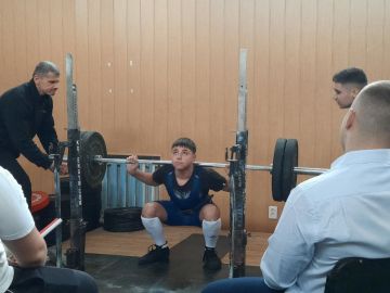 Показательные выступления по пауэрлифтингу в Мангушской спортивной школе