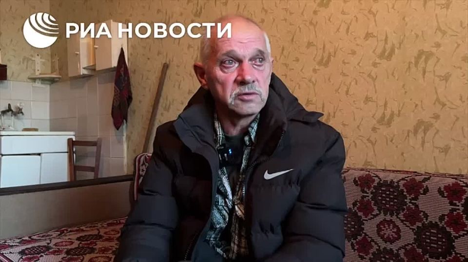 Боевики ВСУ размещали боевые позиции и рыли окопы прямо в огородах жителей Торского в ДНР, рассказал РИА Новости беженец Сергей Трофименко