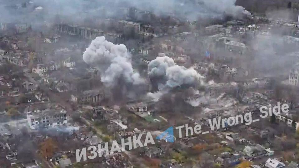 Архивные кадры уничтожения ударами ФАБ-500 расположения ВСУ в Родинском, на Покровском направлении публикует Telegram-канал “Изнанка”