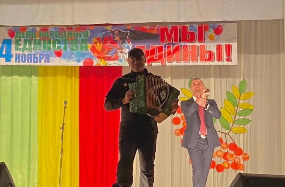 В преддверии Дня народного единства наш округ радушно принял дорогих гостей — заслуженного артиста России Сергея Куприка и подполковника спецназа в отставке и исполнителя собственных песен Александра Ванюшкина