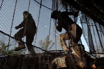 ВСУ размещали боевые позиции и рыли окопы в огородах, рассказал беженец