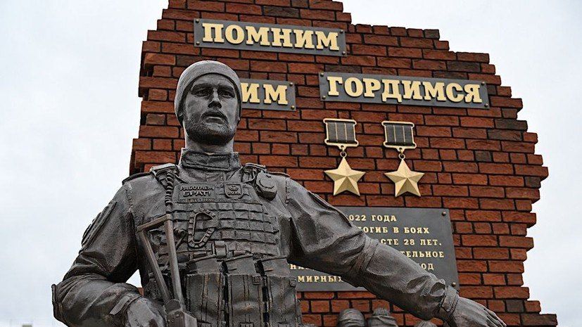 В Волновахе открыли памятник Владимиру Жоге (позывной "Воха"), который командуя батальоном "Спарта" в 2022 году погиб при освобождении Волновахи спасая гражданских