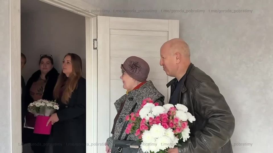 Санкт-Петербург помог восстановить квартиру известному учителю Мариуполя