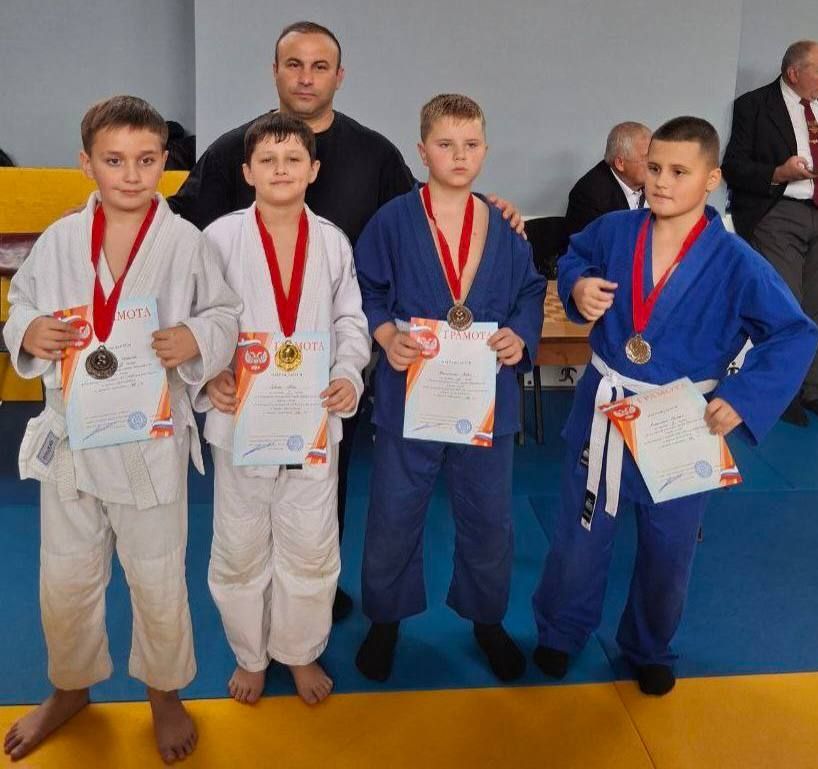 Воспитанники Мангушской спортивной школы завоевали три медали на Открытом первенстве Макеевки по дзюдо