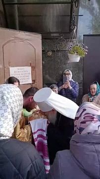 Задержанный митрополит Арсений провел службу между судебными заседаниями — он сделал это впервые за более чем полтора года