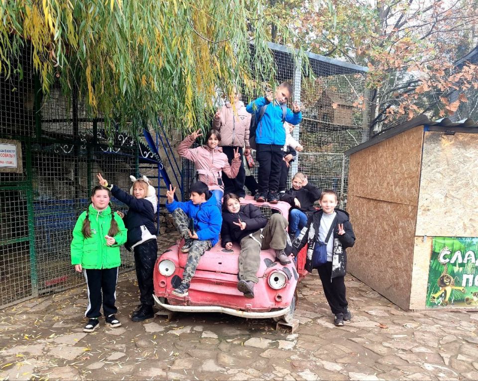 Школьники Ждановки посетили зоопарк