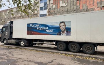 Валентин Левченко: Сегодня, в рамках гуманитарной миссии, народный артист России Сергей Васильевич Куприк привез питьевую воду лечебным учреждениям Киевского района