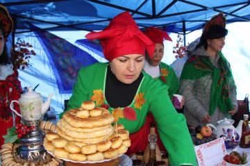 В пгт. Володарское на центральной площади отметили 94-ю годовщину со дня образования Володарского округа и предстоящий День народного единства