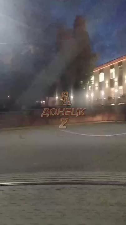 Донецкое здание МВД светится, словно театр