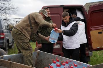 Движение Первых совместно с Всероссийским студенческим корпусом спасателей и при поддержке Ресурсного центра доставили гуманитарную помощь в село Сигнальное