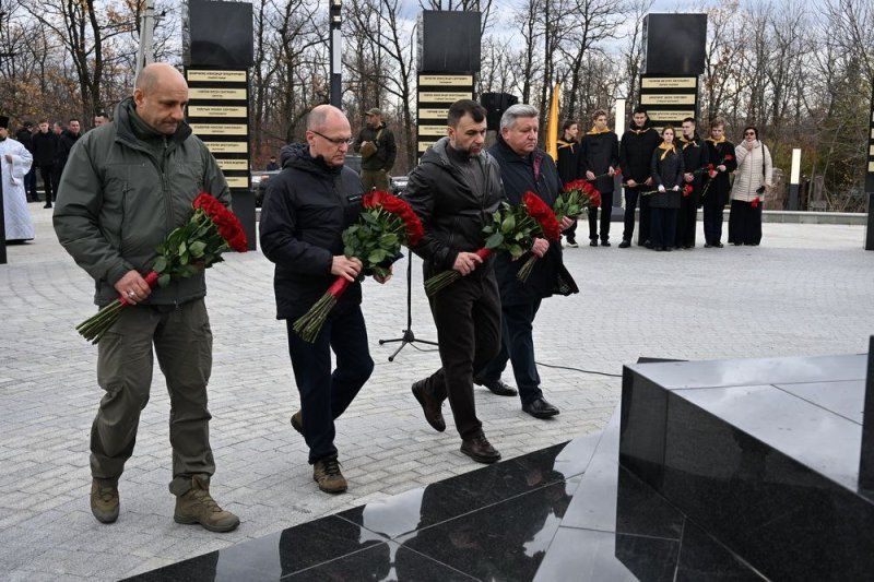 1 В ДНР открыли мемориал защитникам Донбасса